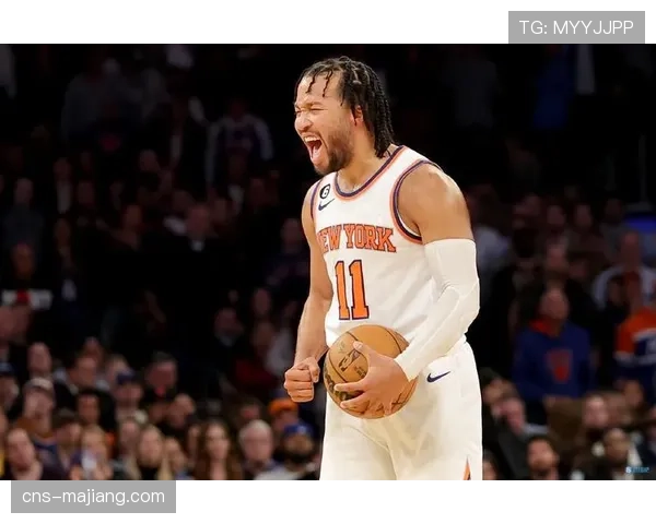 特写：赛后加练，尼克斯后卫布伦森独自研究对手防守录像至深夜